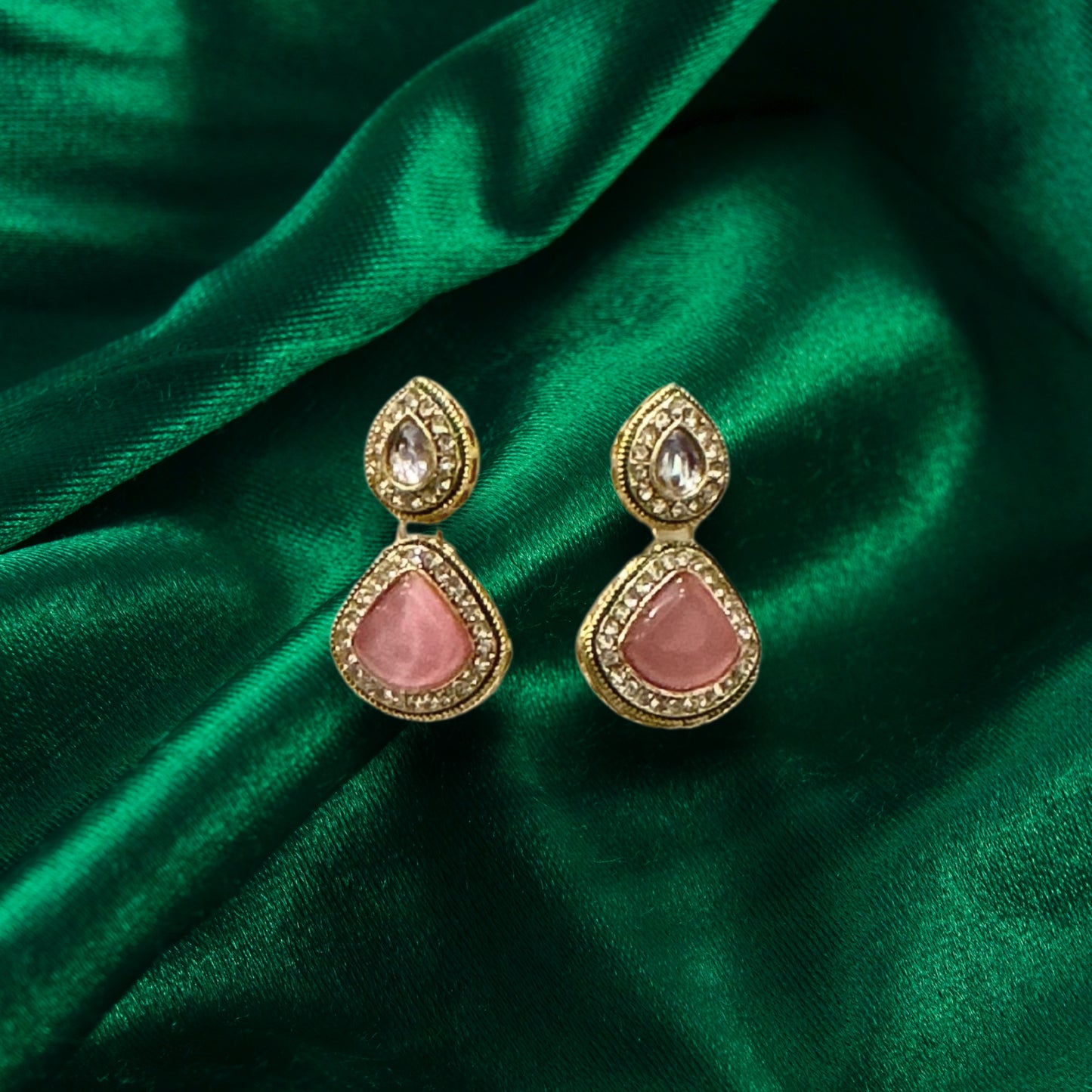 Rosé Royale – Pink & White Teardrop Choker Set